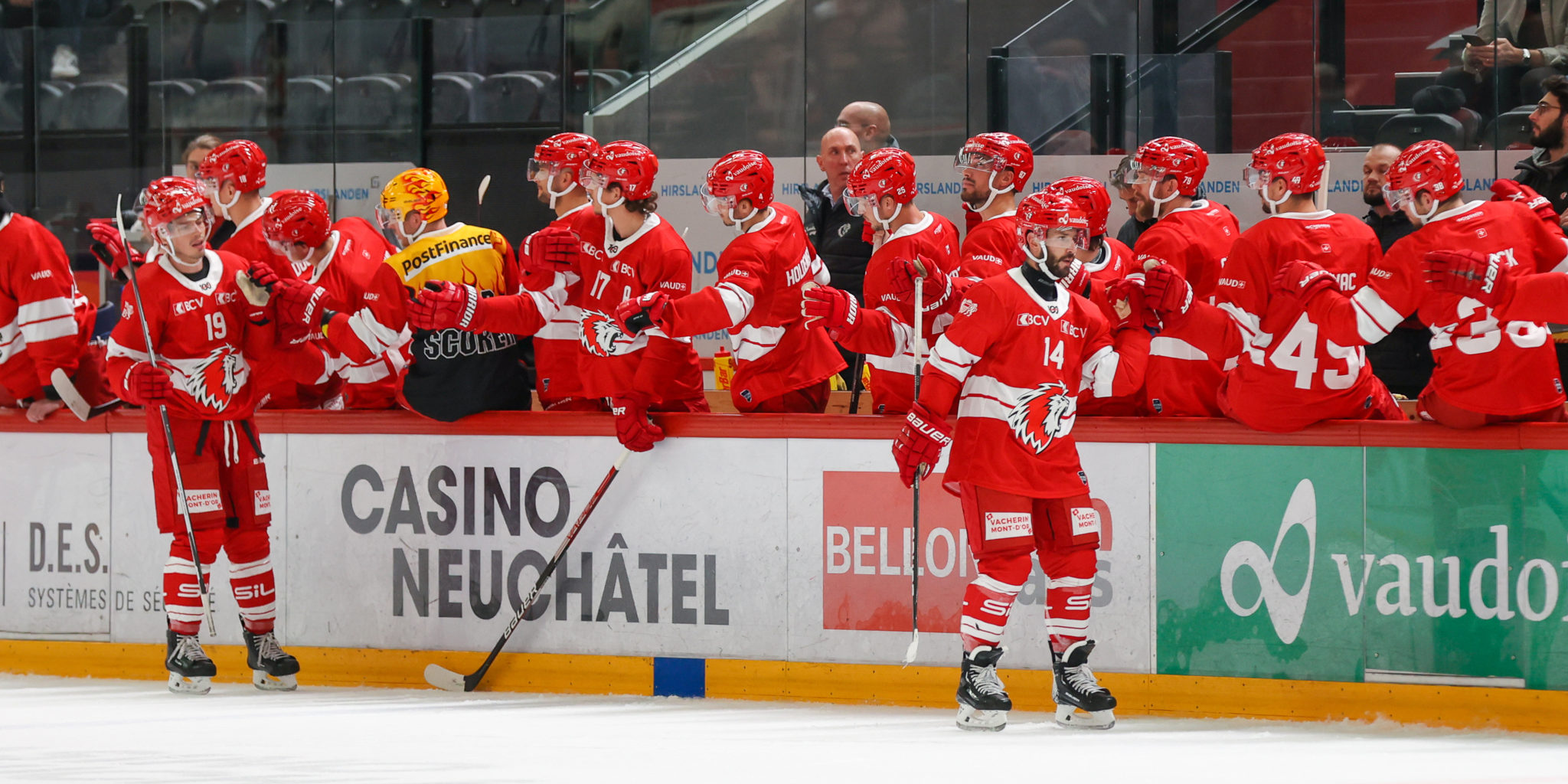 Hockey sur glace : Lausanne s'impose en patron à domicile alors que Fribourg laisse filer le derby face à Berne